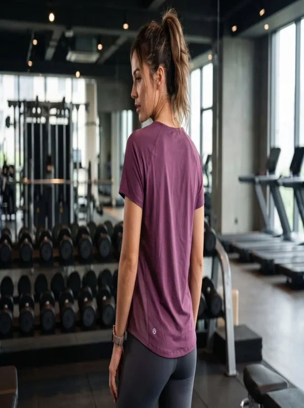 Fitness_model_wearing_athletic_s…_2K_20261018154146 Lululemon Swiftly Tech short-sleeve curve hem tee in deep purple worn by a fitness model