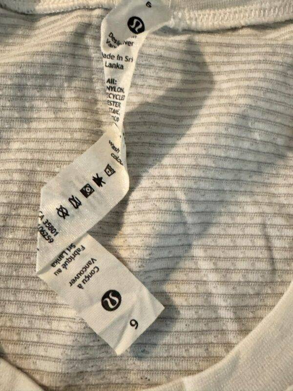 Pre-loved Lululemon Swiftly Tech long sleeve shirt care label showing size 6 Pre-loved Lululemon Swiftly Tech long sleeve shirt care label showing size 6