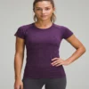 Woman_posing_in_athletic_shirt_2K_20261018191002 Purple Lululemon Swiftly Tech short-sleeve shirt 2.0 worn by a fitness model